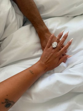 Georgina Rodriguez memamerkan cincin lamaran dari CR7. (Instagram)